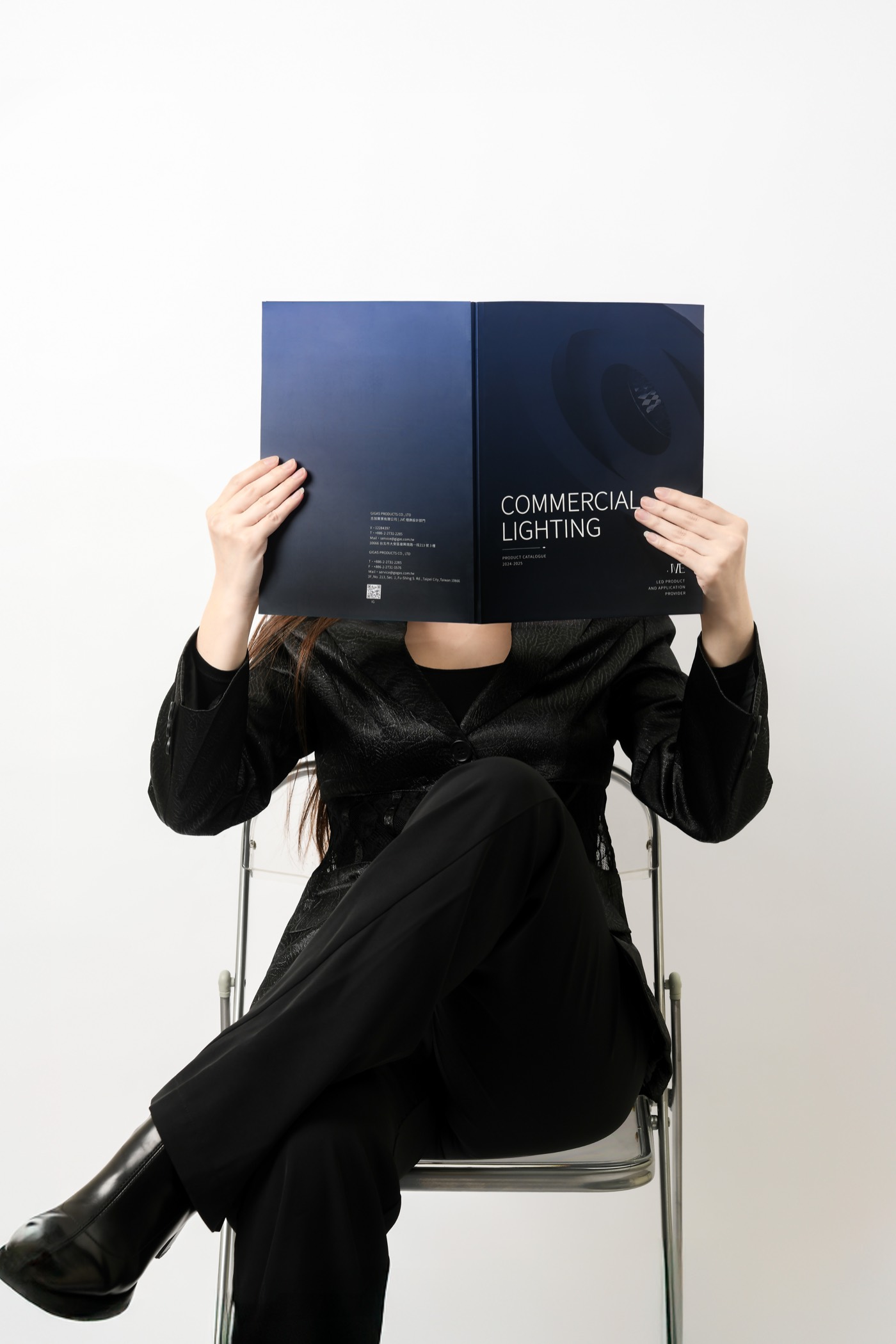 人物手持 JVE 型錄