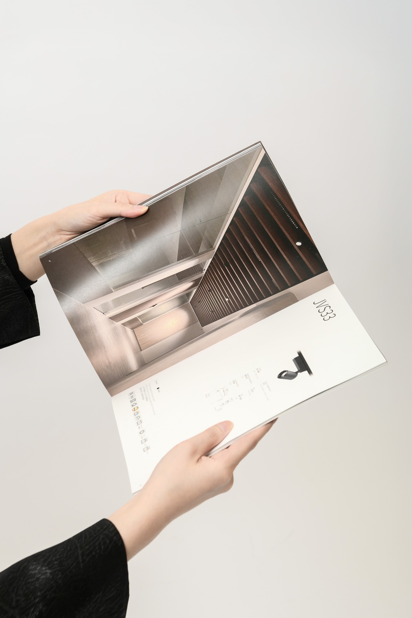 翻開的 JVE 型錄內頁